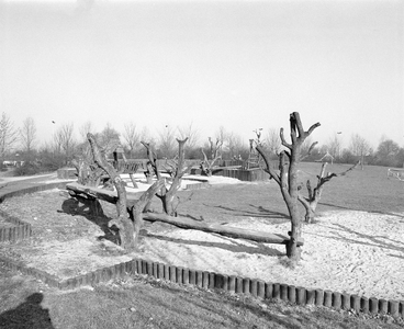 880927 Gezicht op de kinderspeelplaats in het Sjanghaipark tussen de Karl Marxdreef en de Sjanghaidreef te Utrecht.N.B. ...